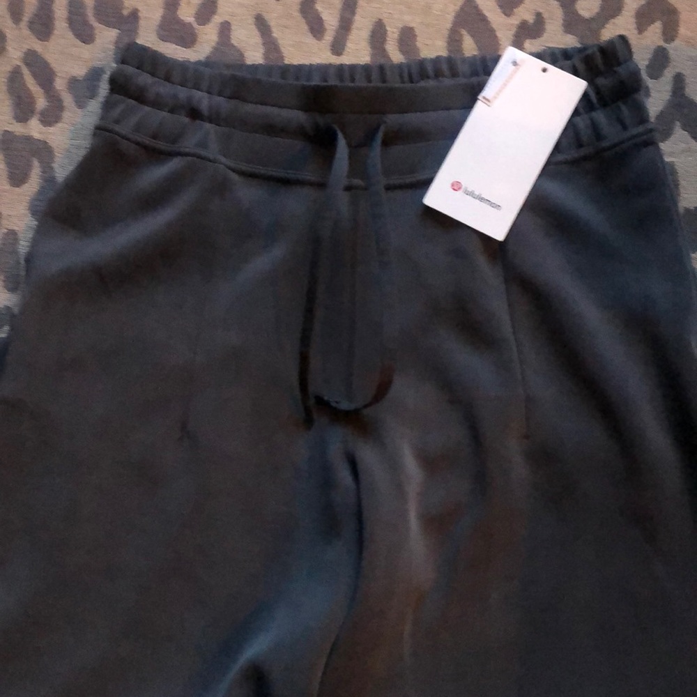 Women’s NWT Lululemon Soft Ambitions HR Crop Pant size 8
